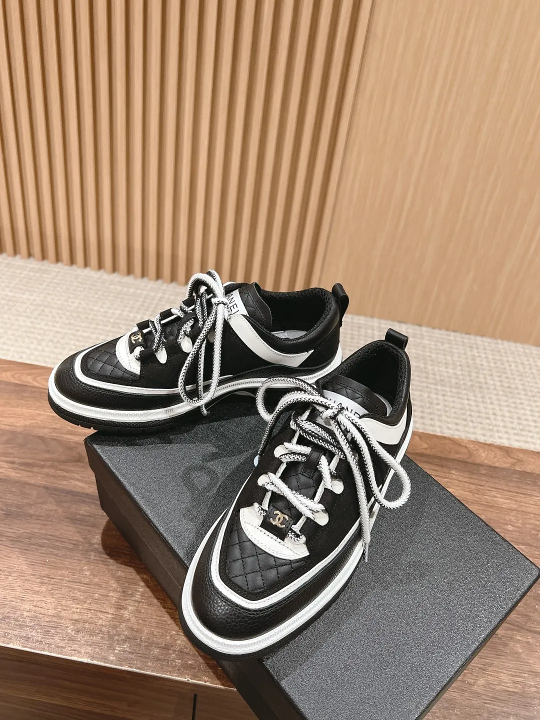 👟👟Ex-factory price 560👟👟 𝐂𝐇𝐀𝐍𝐄𝐋 Chanel’s new Milan catwalk sneakers, double C square round toe lace-up casual shoes, trendy shoes. This style is definitely Xiaoxiang’s hottest thing this season. You can’t buy this series at the counter. I wish I could weld it on my feet. It’s easy to wear and unique. It’s different from the previous style. It doesn’t have a big logo. Low-key and high-end. The light British-style square toe and the softness of the rhombus are perfectly blended together. There is a feeling that 1️⃣➕1️⃣ is greater than 3. The classic contrasting color combination is brilliant and not obtrusive. It can be paired with short skirts, shorts, denim, and trendy clothes. The sense of fashion is instantly improved by several levels. Upper: cowhide stitched with suede. Inner: breathable mesh. Sole: Original molded 𝐓𝐏𝐔 outsole Heel height: 4𝐂𝐌 Size: 35-40